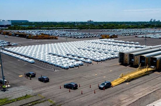 México reporta caída del 4% en movimiento portuario de vehículos en T126